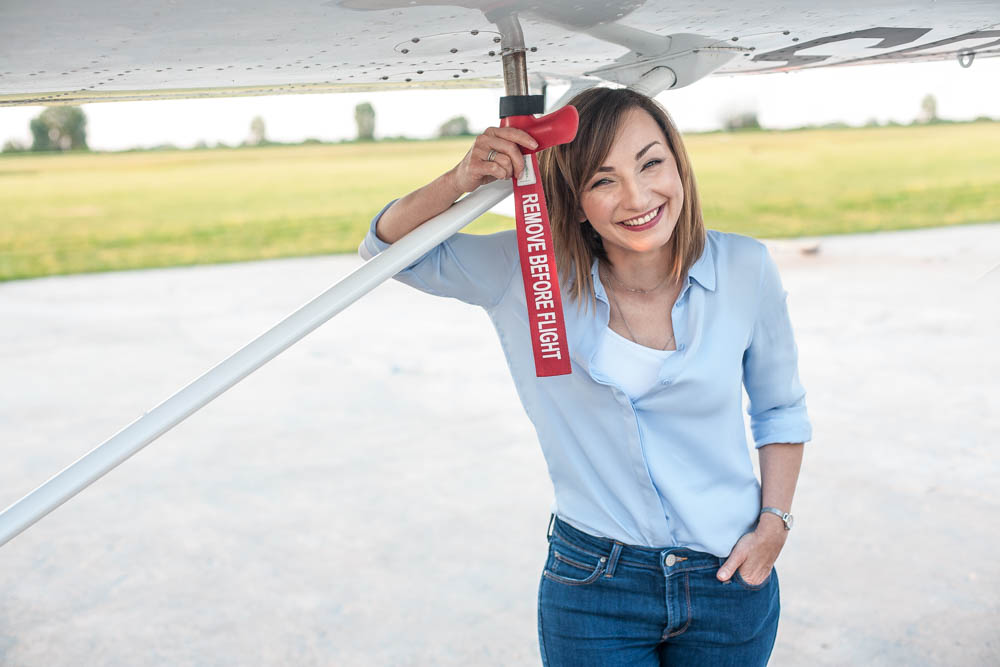 Pilotka myWindRose pod skrzydłem samolotu z zawieszką Remove Before Flight – prezent dla pilotki i pilota
